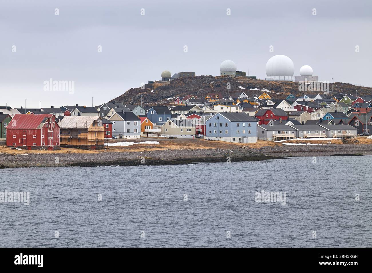La ville arctique norvégienne de Vardø. La Skyline est dominée par les dômes radar des systèmes radar GLOBUS du NIS. Norvège 7 mai 2023 Banque D'Images