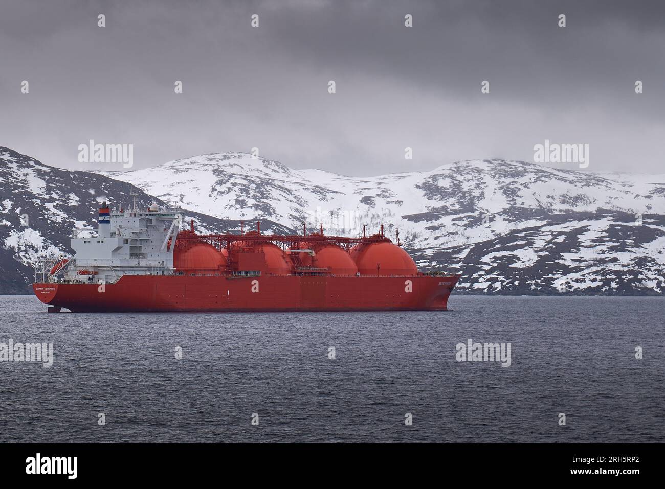 Le réservoir de gaz naturel liquéfié de 288 m, ARCTIC PRINCESS, peint en orange international, ancré au large de Hammerfest, dans le nord arctique de la Norvège. 8 mai 2023 Banque D'Images