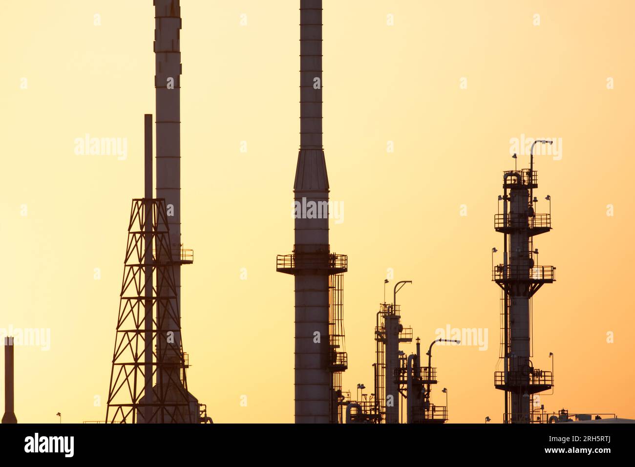 Vue rapprochée des tours Industry Stacks au coucher du soleil Banque D'Images