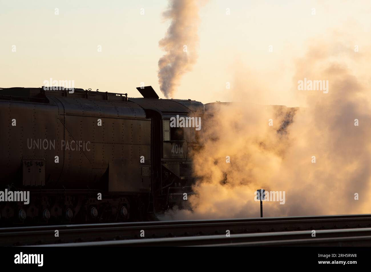 Une machine à vapeur engloutie par la fumée et la vapeur tôt le matin Banque D'Images