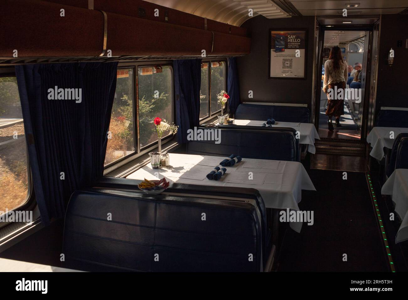 Intérieur de la voiture-restaurant Amtrak dans des conditions de faible luminosité Banque D'Images