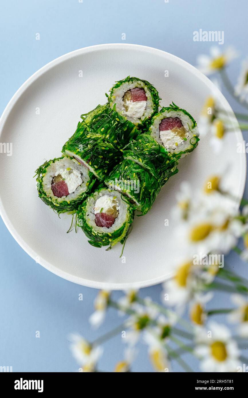 rouleaux de sushi japonais avec chuka et saumon Banque D'Images