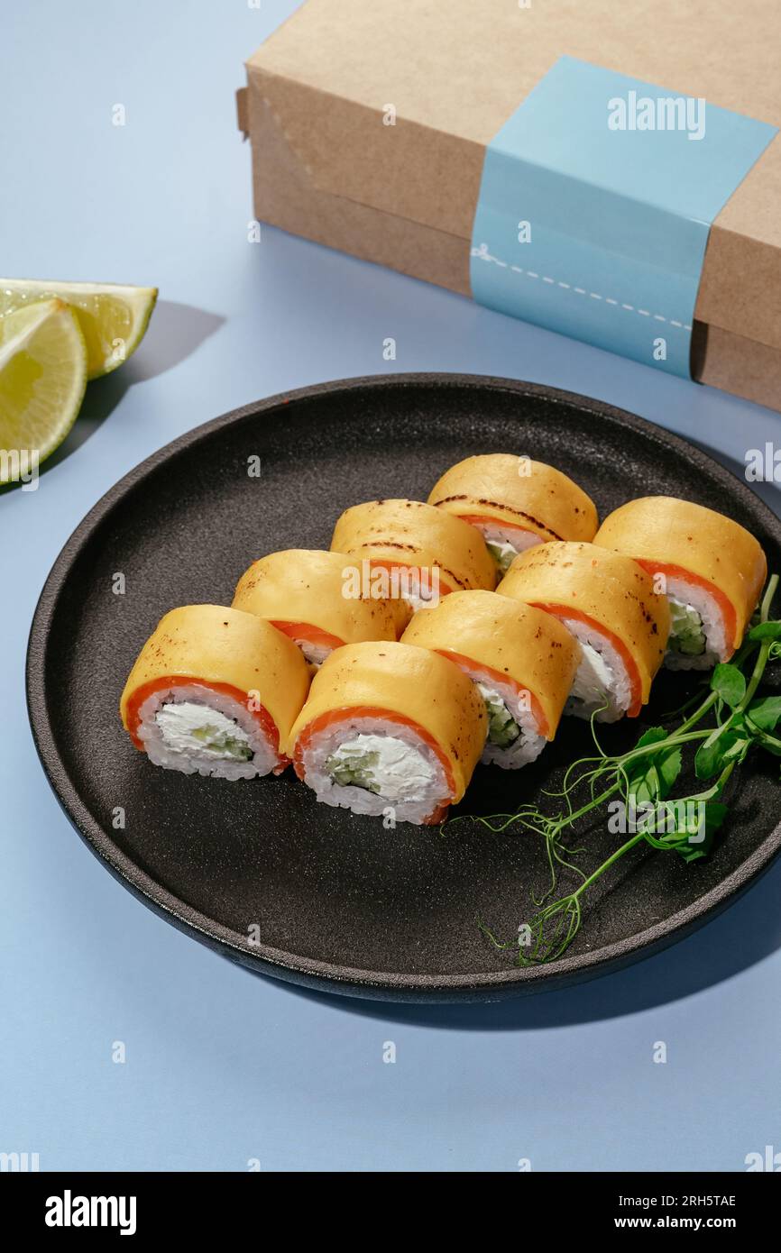 rouleaux de sushi japonais philadelphie avec fromage cheddar Banque D'Images