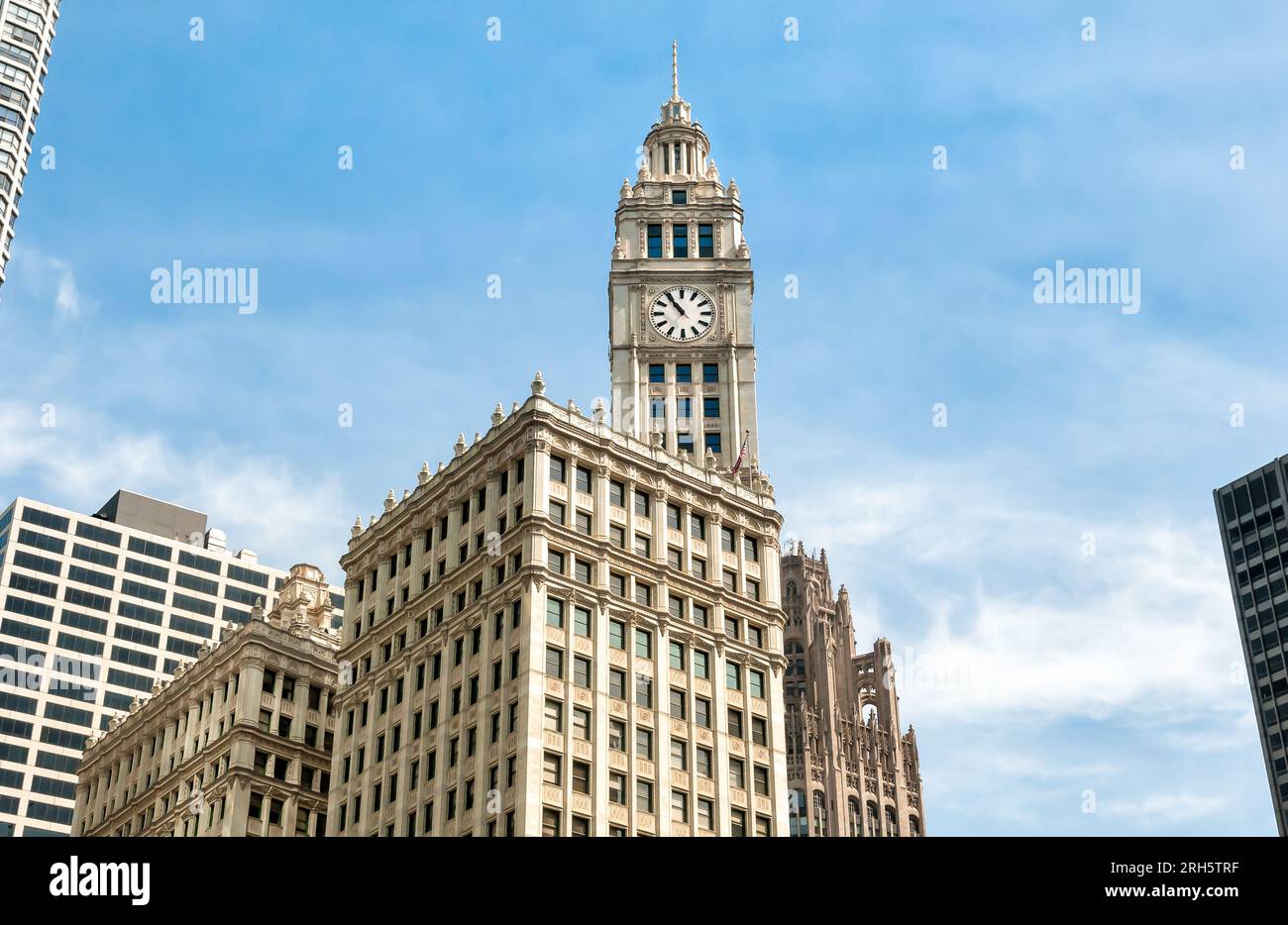 Chicago, Illinois, États-Unis - 13 avril 2012 : vue de Wrigley Building, est un gratte-ciel situé directement en face de Michigan Avenue dans le centre-ville de Chicago. Banque D'Images