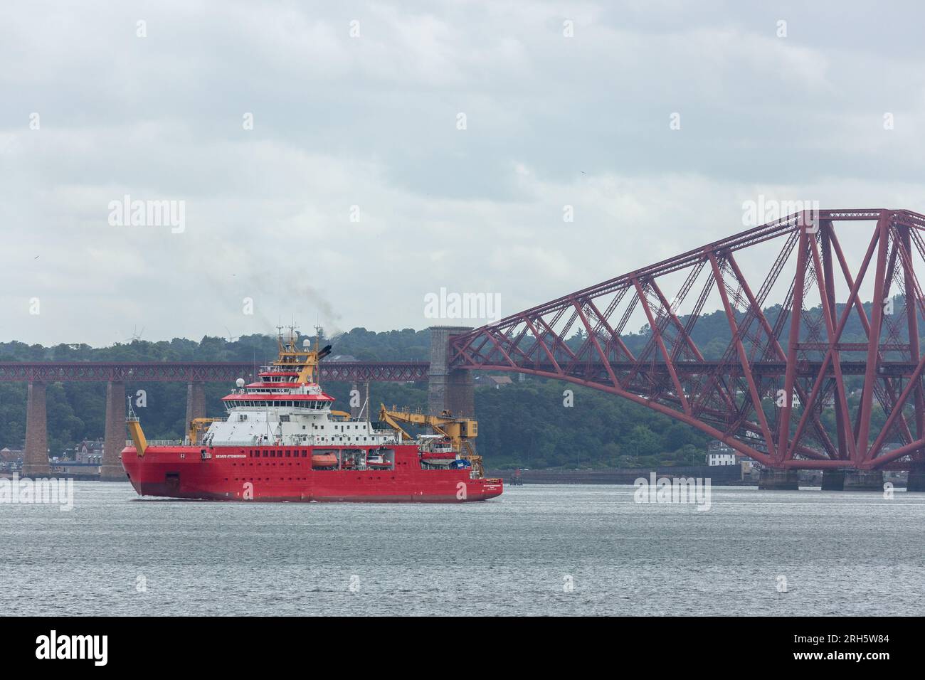 Le brise-glace Sir David Attenborough (Boaty McBoatface) quitte le port de Rosyth et descend le Firth of Forth Banque D'Images