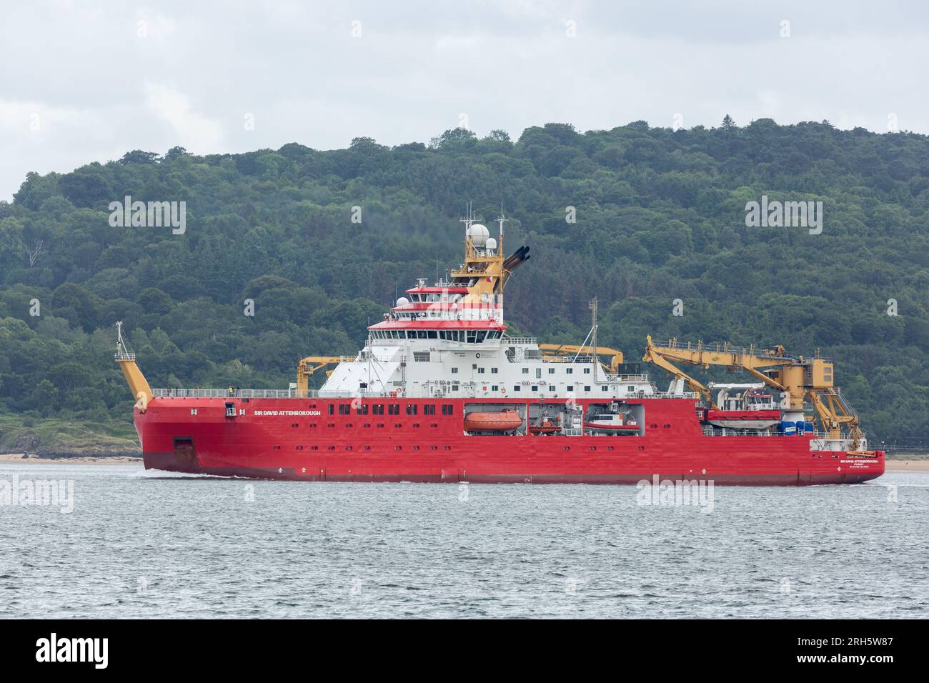 Le brise-glace Sir David Attenborough (Boaty McBoatface) quitte le port de Rosyth et descend le Firth of Forth Banque D'Images