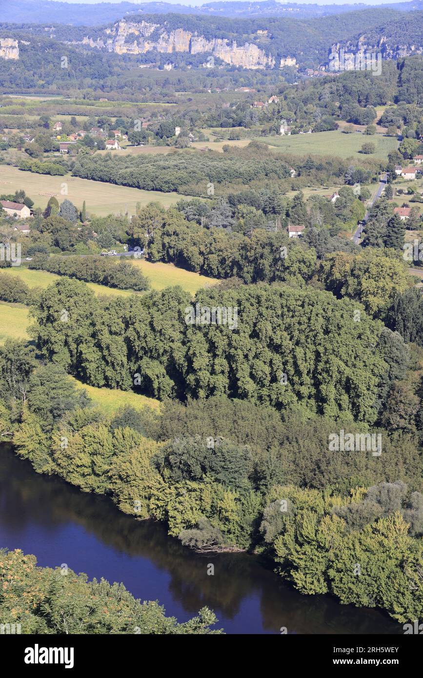 Vue aérienne de la rivière Dordogne entre Domme et la Roque-Gageac en Périgord Noir. La vallée de la Dordogne est une région de polyculture et de tour Banque D'Images