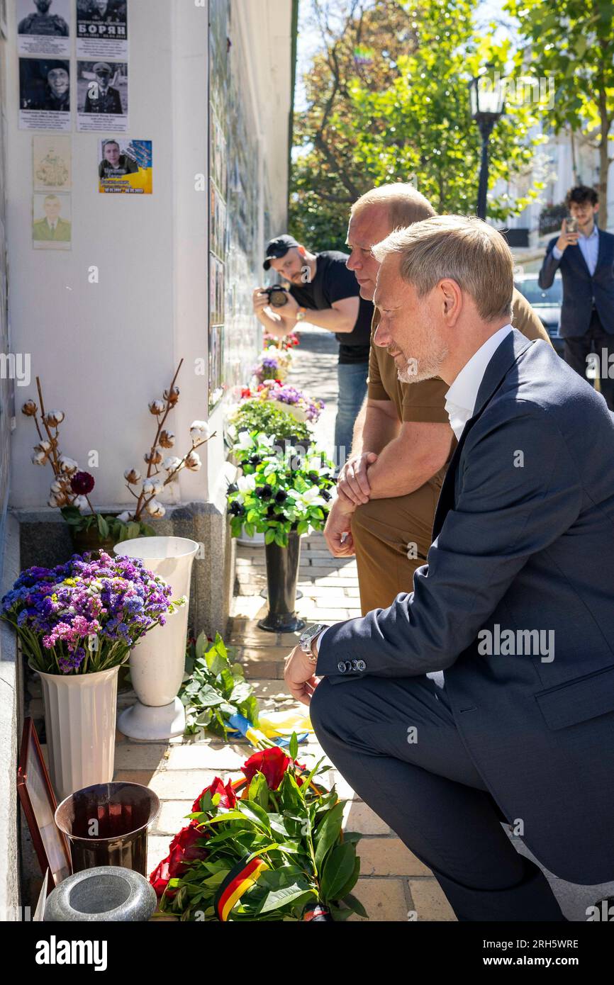 Kiev, Ukraine. 14 août 2023. Christian Lindner (FDP), ministre fédéral des Finances, se rend à Kiev. BM Linder dépose des fleurs sur Michaelsplatz avec le vice-ministre de la Défense Andriy Shevchenko. Kyiv. 08/14/2023 crédit : dpa/Alamy Live News Banque D'Images