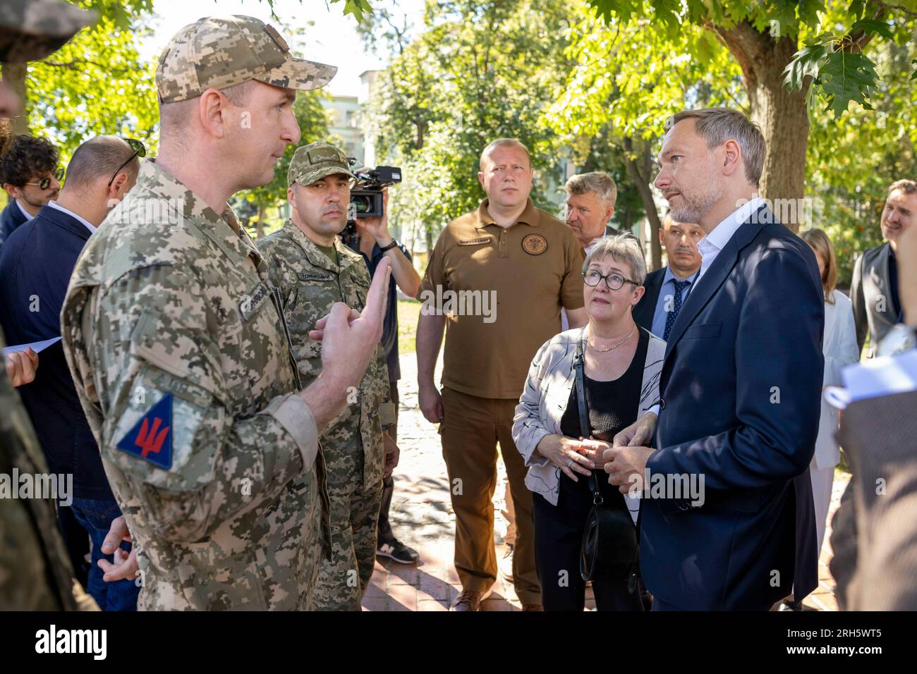 Kiev, Ukraine. 14 août 2023. Christian Lindner (FDP), ministre fédéral des Finances, se rend à Kiev. BM Lindner et le vice-ministre de la Défense Andriy Shevchenko en conversation avec des soldats ukrainiens. Kyiv. 08/14/2023 crédit : dpa/Alamy Live News Banque D'Images