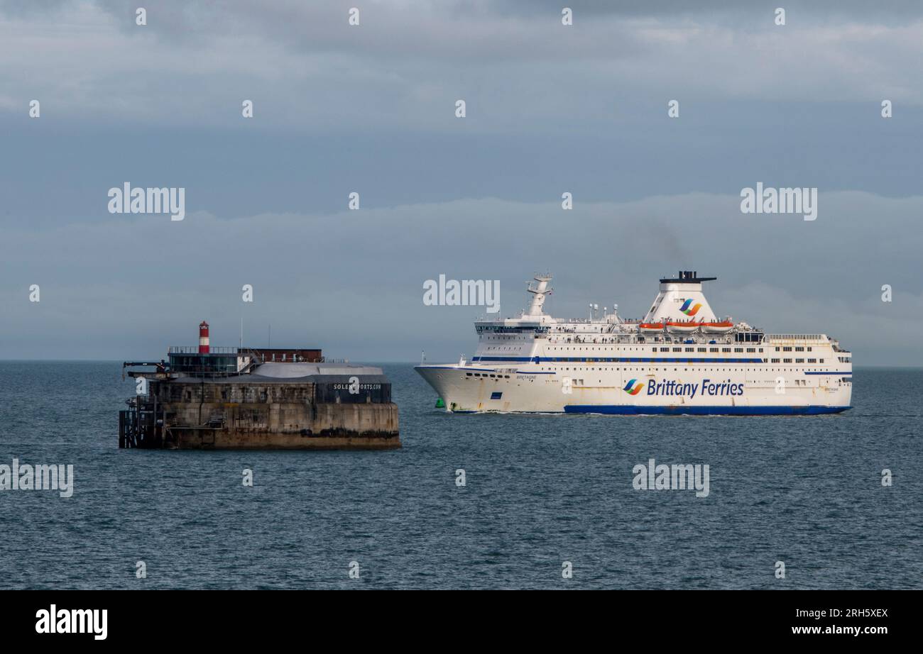 brittany ferries navire 'bretagne' à l'approche du port de portsmouth royaume-uni en passant l'un des forts de la mer solent. Banque D'Images