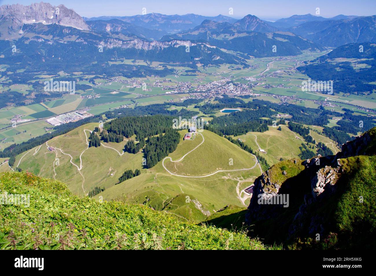Vue panoramique de Kitzbuhel, Autriche depuis la corne de Kitzbuheler. Banque D'Images