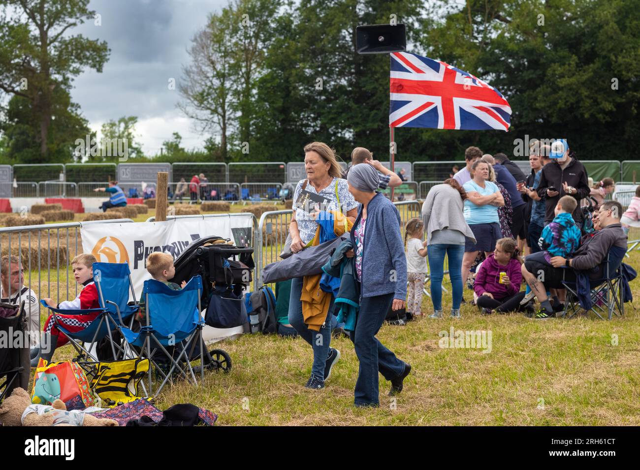 Les spectateurs se rassemblent sous un drapeau britannique dans un champ le 12 août 2023 pour assister à la course de tondeuse à gazon d'endurance de 14 heures organisée par la British Lawn Mower Ra Banque D'Images