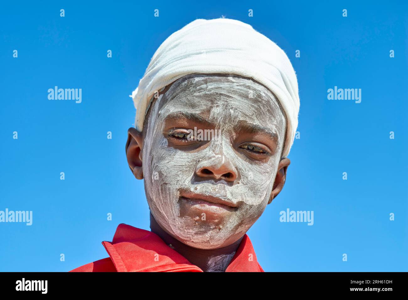 Namibie. Portrait d'un enfant triste dans un village de Damaraland Banque D'Images