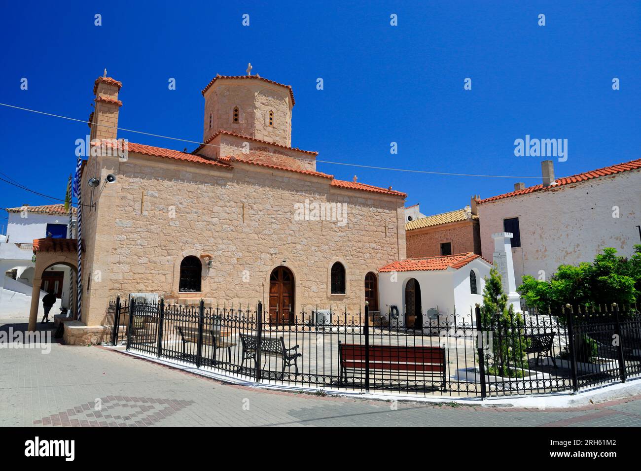 Église Zoodochos Pigi, Megalochori, Agistri, Îles Saroniques, Grèce. Banque D'Images