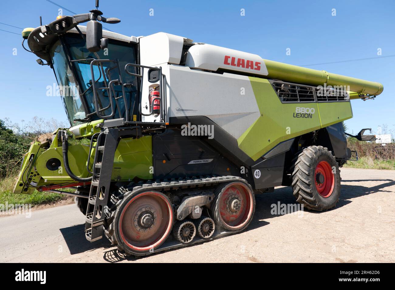 Une moissonneuse-batteuse Claas Lexion 880 en route pour amener le blé, dans une fenêtre étroite de beau temps, donnant une teneur en humidité favorable Banque D'Images