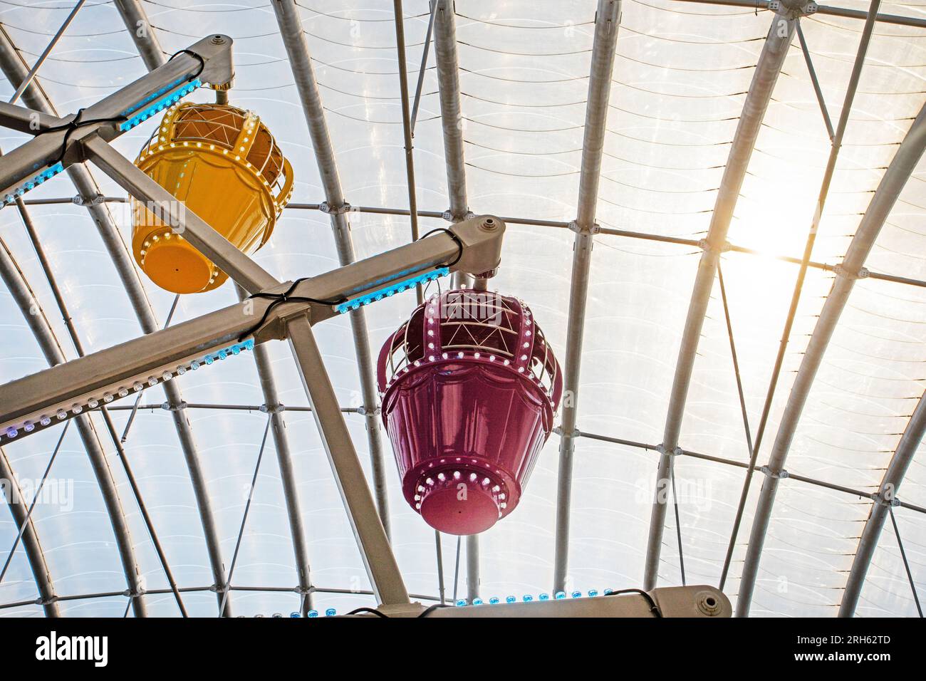 grande roue dans le centre de divertissement. vacances en famille, attractions Banque D'Images