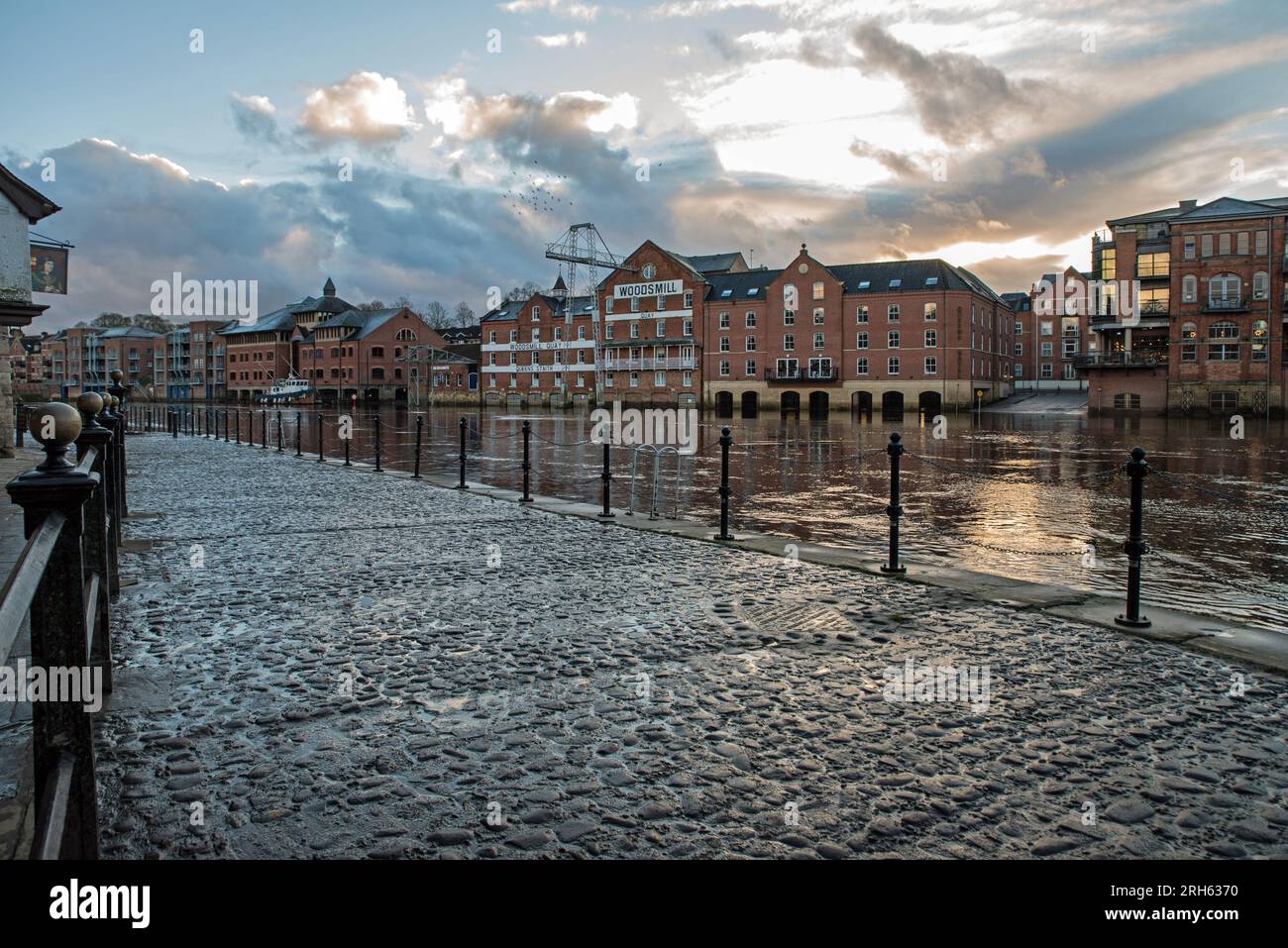 Vue de l'autre côté de la rivière Ouse, du King's Staith pavé à Woodsmill Quay sur Queen's Staith sur la rive opposée, York, Angleterre Banque D'Images