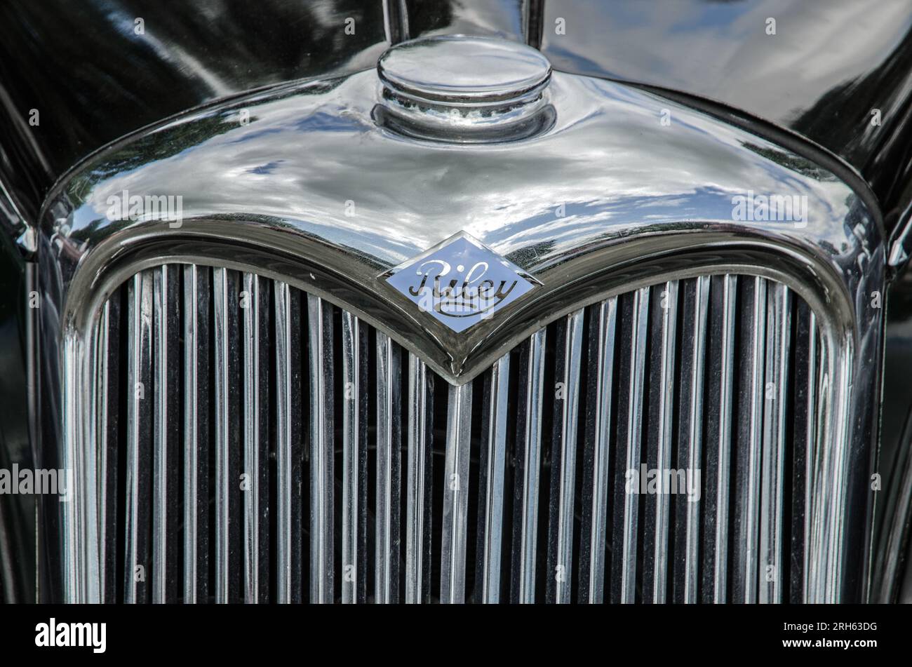 Radiateur chromé et badge d'une voiture Riley des années 1940 Banque D'Images