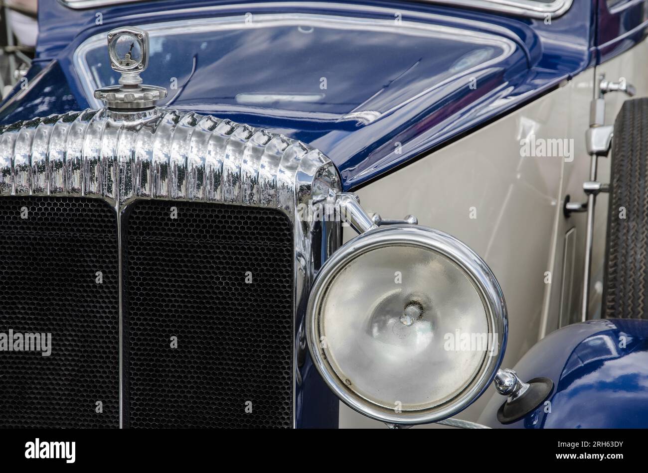 Vue frontale d'une Daimler 15 bleue et blanche montrant le phare, le radiateur chromé et la jauge de température Banque D'Images