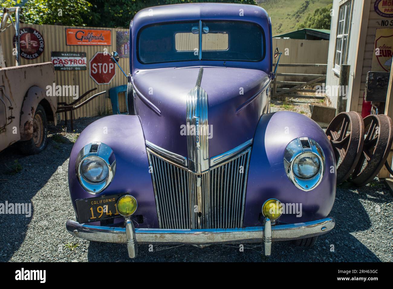Un camion à plateau Ford 1941 en violet Banque D'Images