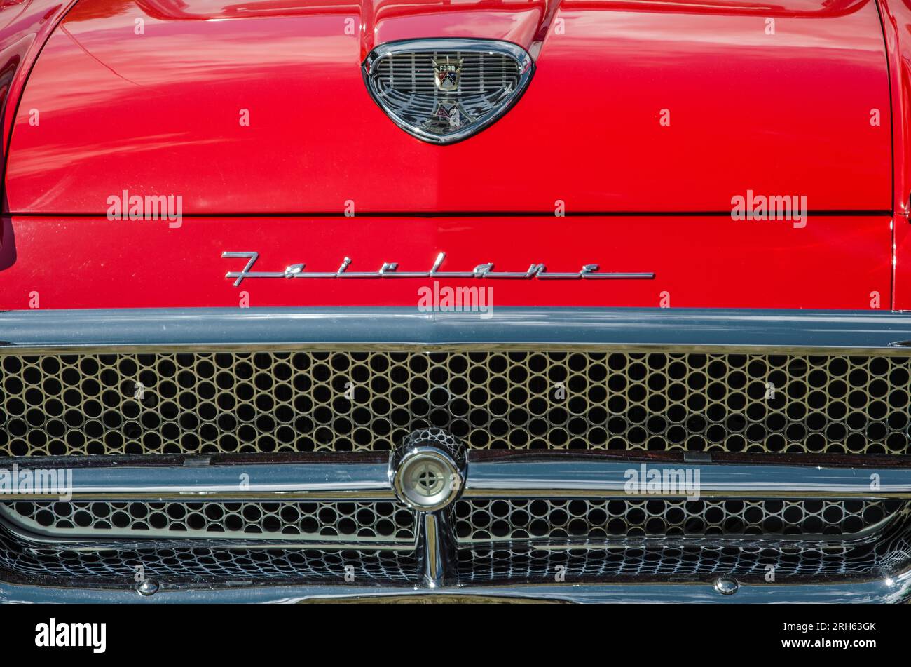 Vue avant d'une Ford Fairlane des années 1950 en rouge Banque D'Images