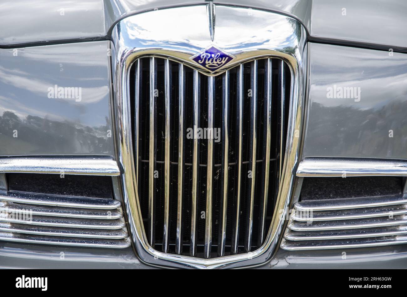 Calandre chromée et emblème d'une Riley One point Five des années 1960 Banque D'Images