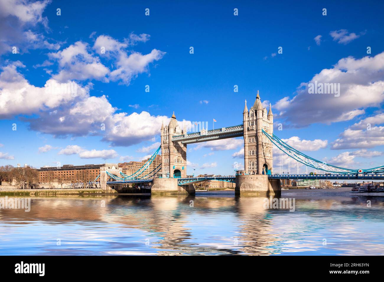 Tower Bridge se reflète dans la Tamise, Londres, Royaume-Uni, par une journée ensoleillée de printemps. Banque D'Images