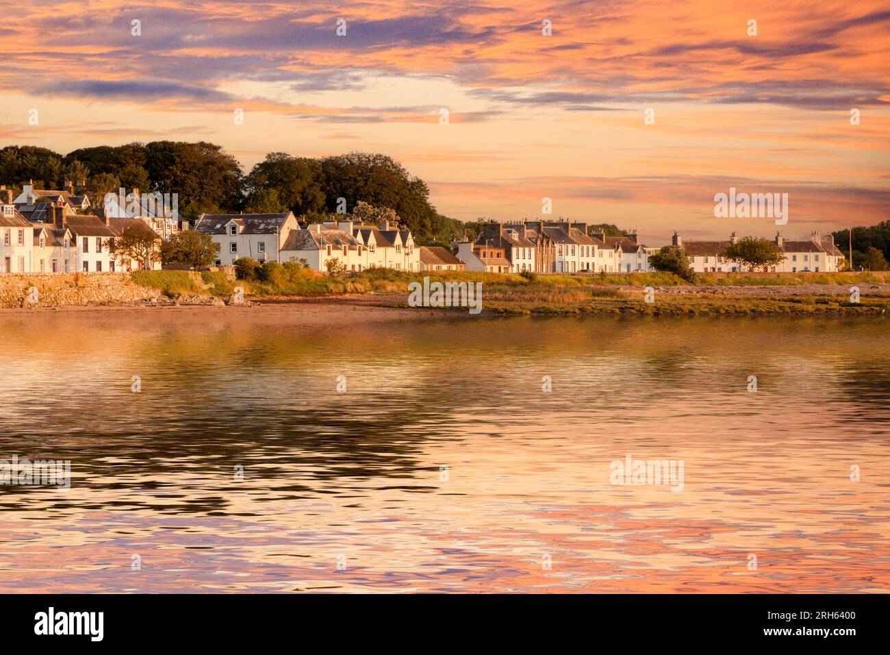 Le village écossais de Garlieston, Dumfries et Galloway, Écosse, Royaume-Uni, avec un ciel coloré et un reflet. Banque D'Images