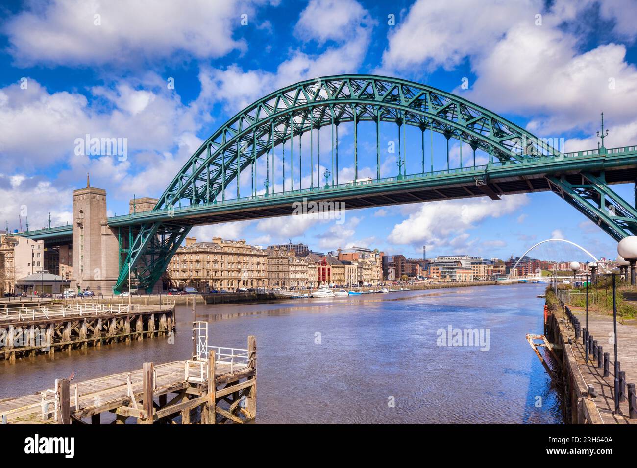 Newcastle upon Tyne, Royaume-Uni - le pont de Tyne et la rivière Tyne, dans le nord-est de l'Angleterre, Royaume-Uni, par un jour de printemps lumineux, avec le bord de l'eau historique .... Banque D'Images