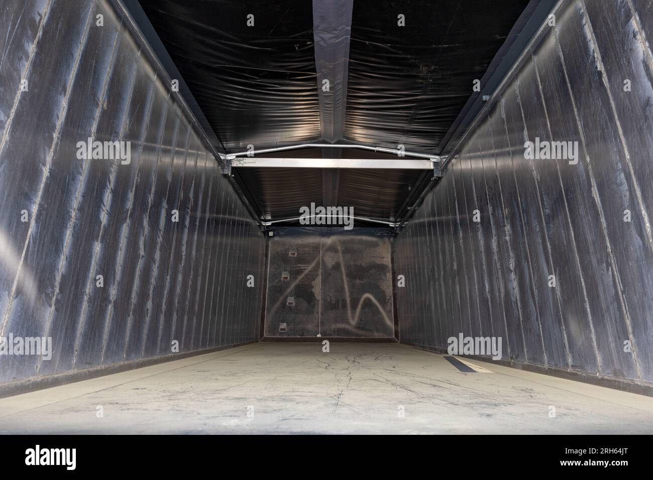 Le corps vide d'un grand camion de cargaison à l'intérieur, avec un revêtement métallique sur les parois de la soute à cargaison. Espace de copie. Banque D'Images