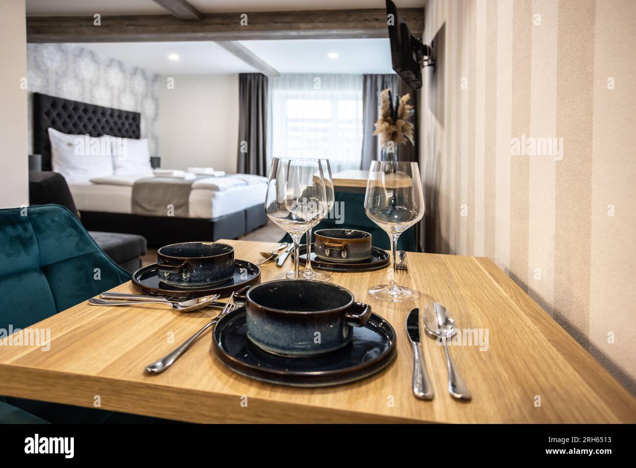 Vue de la table de la cuisine à l'appartement d'une pièce. Banque D'Images
