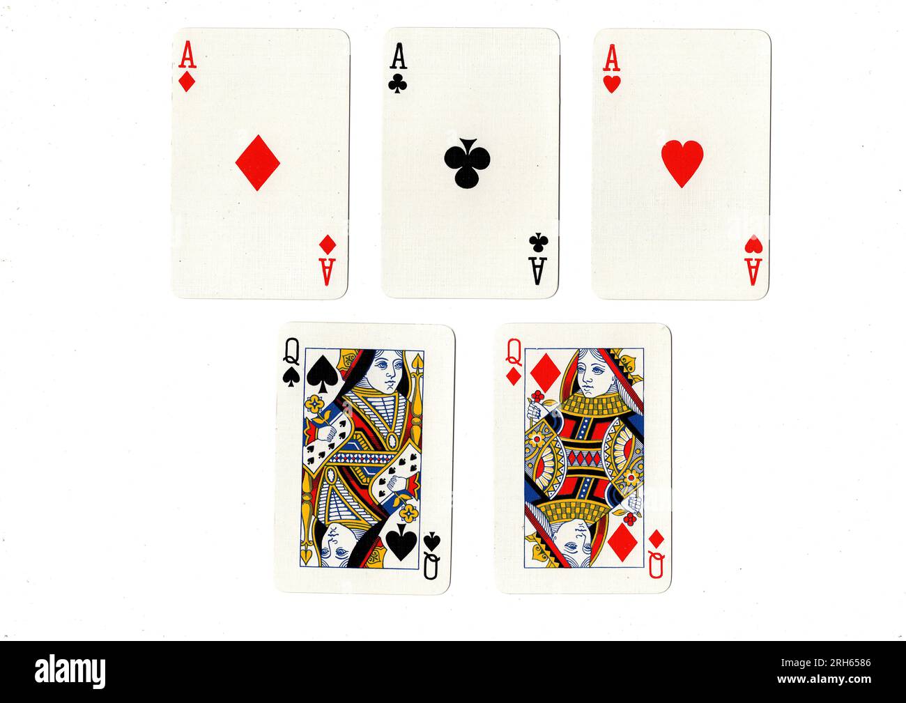 Une main de poker de cartes à jouer montrant une maison pleine d'as sur des reines. Banque D'Images