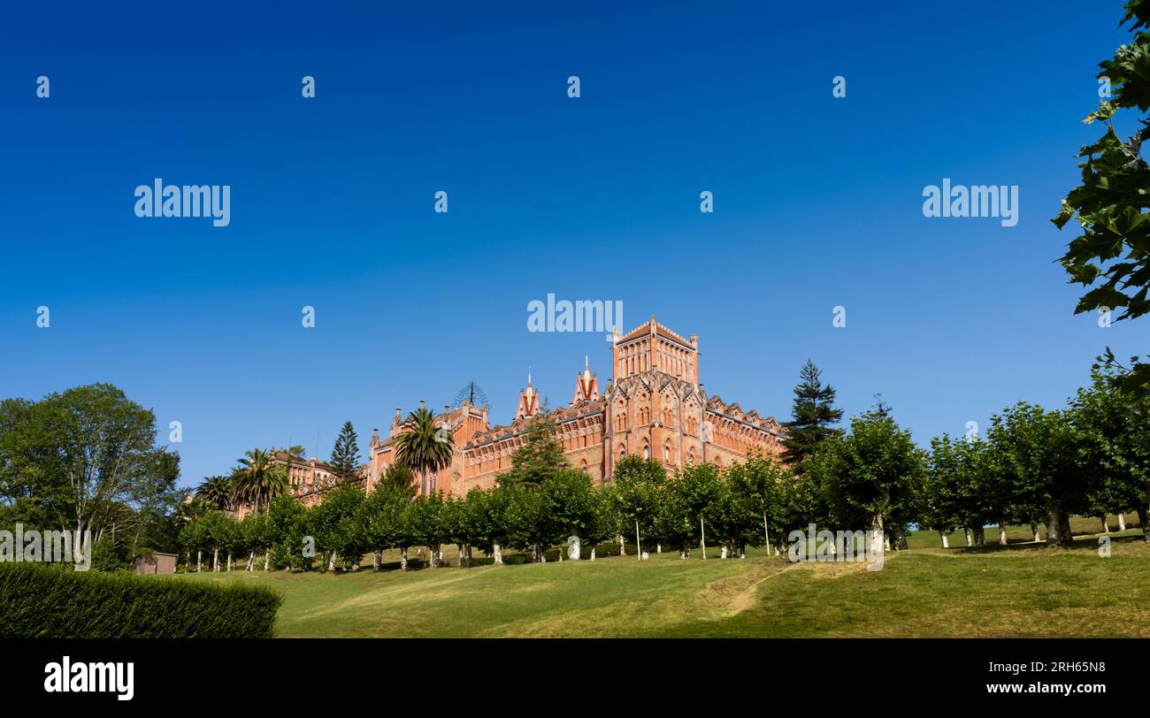 Vue sur le bâtiment historique de l'Université de Comillas, l'un des plus prestigieux d'Espagne et géré par l'ordre religieux catholique des Jésui Banque D'Images