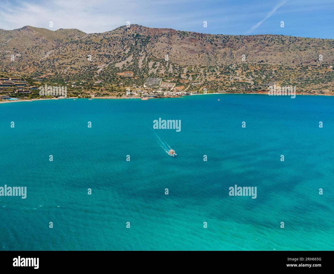 Vue de bateau dans la baie de Mirabello avec mer calme sur Crète, Grèce. Banque D'Images