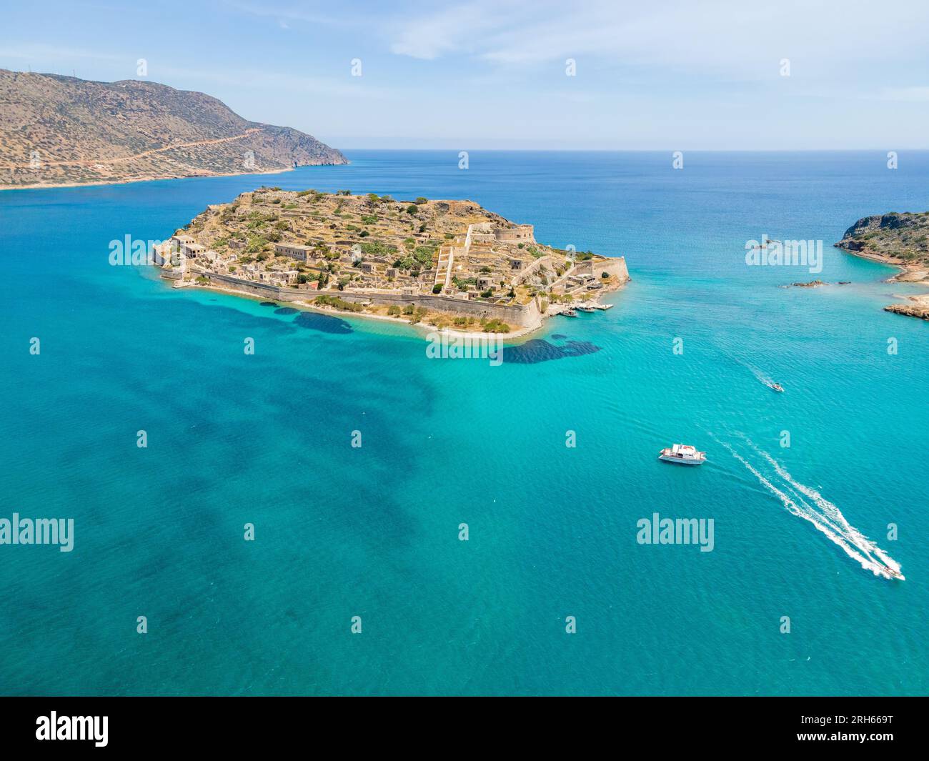 Vue de la baie de Mirabello par drone avec l'île de Spinalonga en Crète, Grèce. Banque D'Images