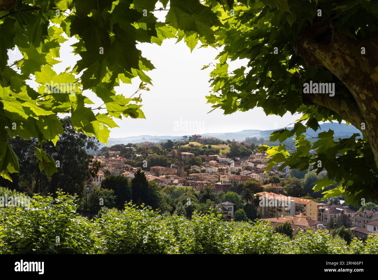 Vue sur le village de Comillas encadré par la végétation à l'aube. Considéré comme l'un des plus beaux villages d'Espagne. Banque D'Images