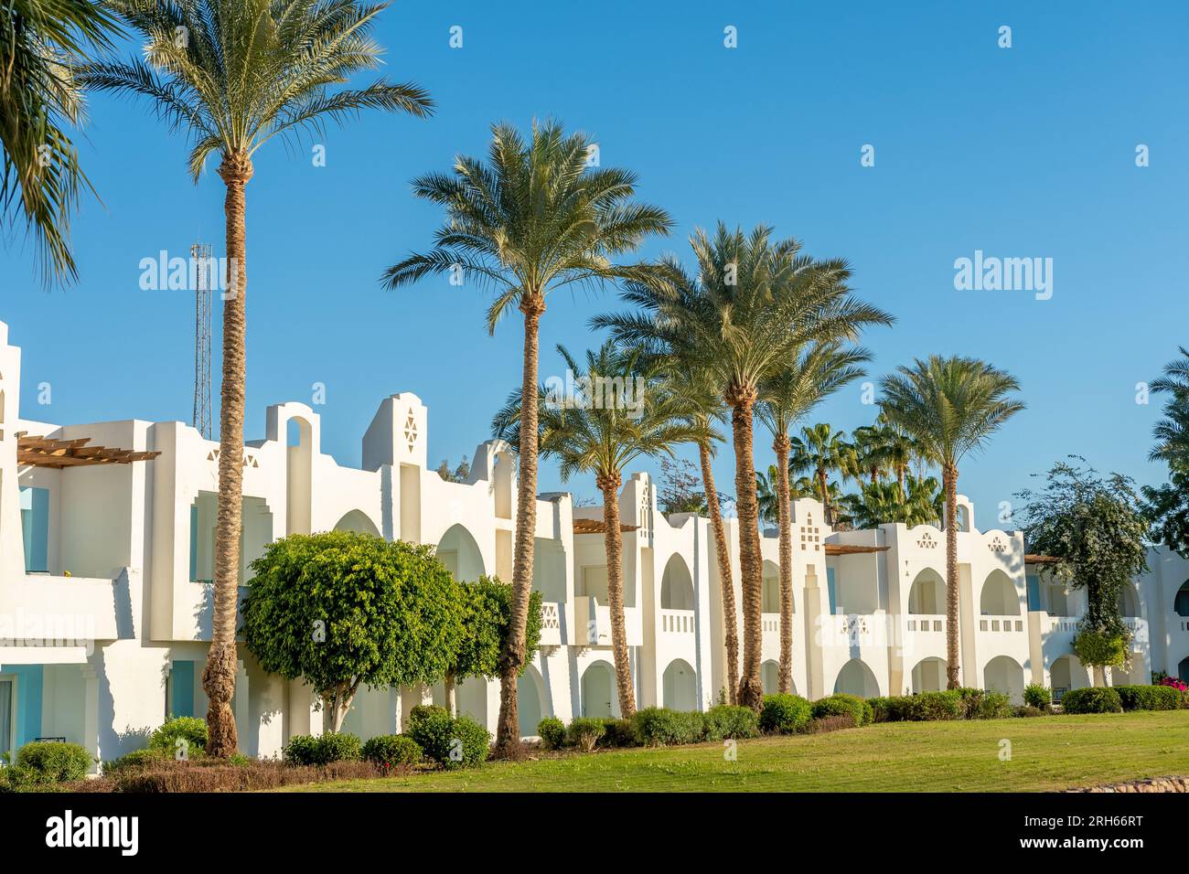 Hôtel avec des bâtiments blancs et un espace de loisirs en Egypte. Banque D'Images