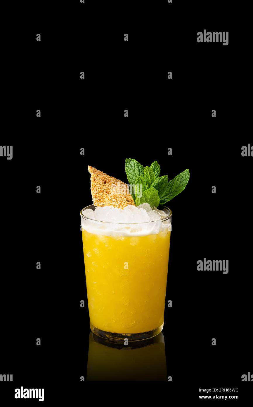 Cocktail Mai Tai, boisson rafraîchissante avec rhum blanc, liqueur, sirop de sucre, jus de citron vert, menthe et glace pilée. Cocktail alcoolisé glacé fruité. Banque D'Images