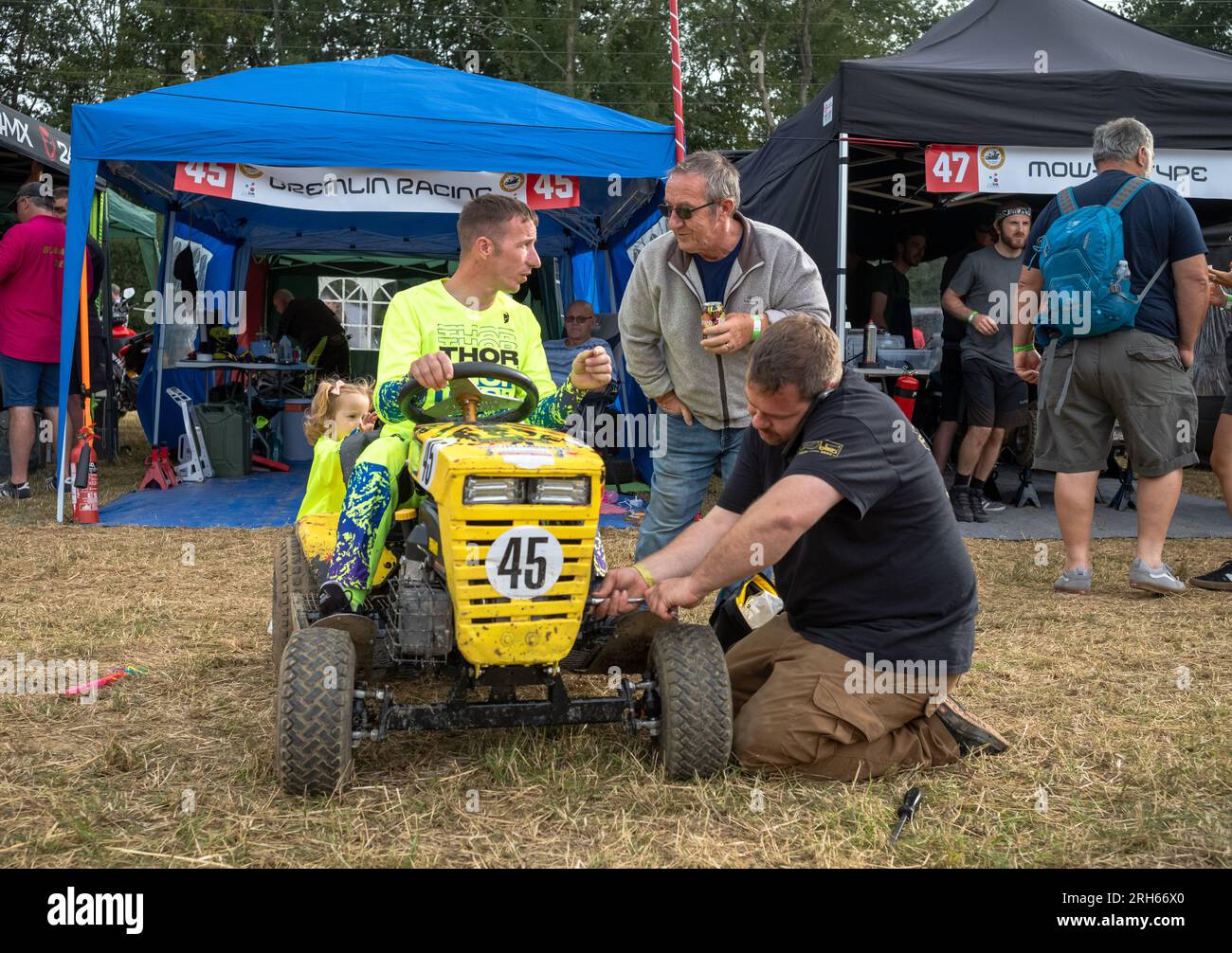 Les membres de l'équipe de course de tondeuses à gazon Gremlin Racing préparent leur tondeuse avant la course annuelle de 14 heures de British Lawn Mower Racing Association BLMRA Banque D'Images