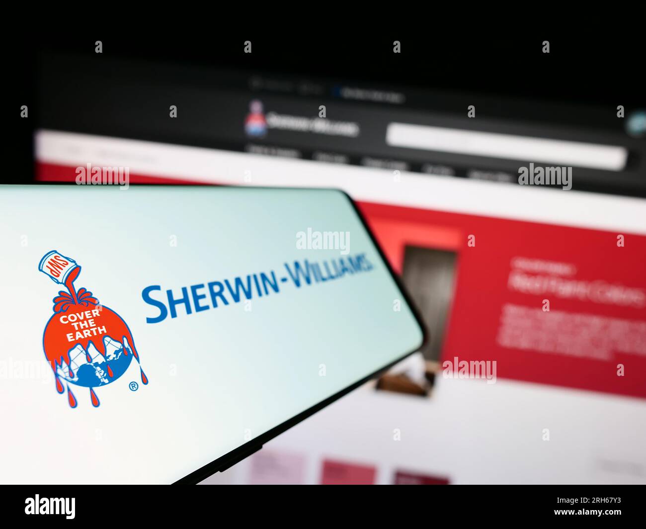 Smartphone avec logo de l'entreprise américaine de peintures The Sherwin-Williams Company sur l'écran en face du site Web. Effectuez le focus sur la gauche de l'écran du téléphone. Banque D'Images