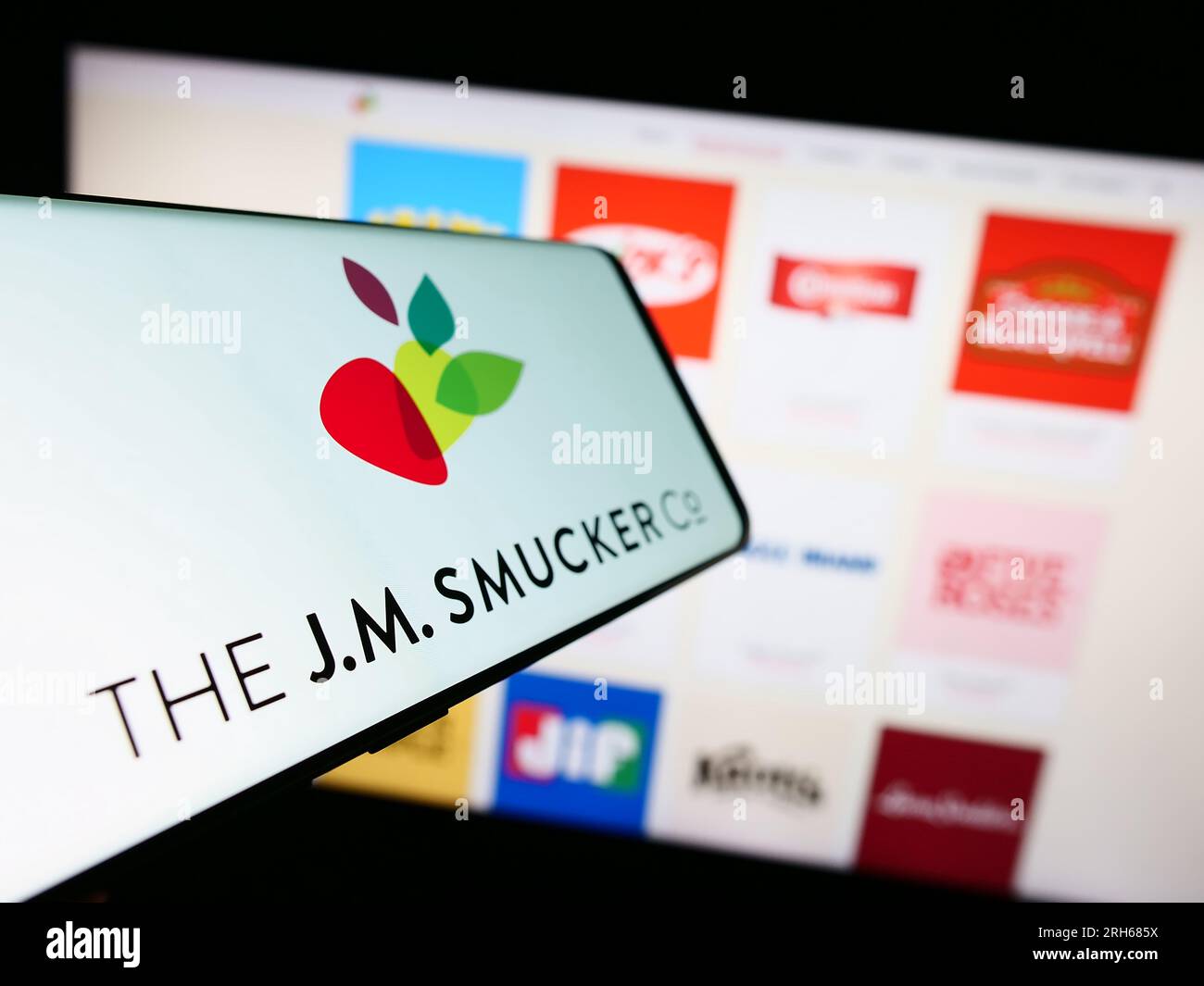 Smartphone avec le logo de l'entreprise alimentaire américaine J.M. Smucker Company sur l'écran en face du site Web. Concentrez-vous sur le centre gauche de l'écran du téléphone. Banque D'Images
