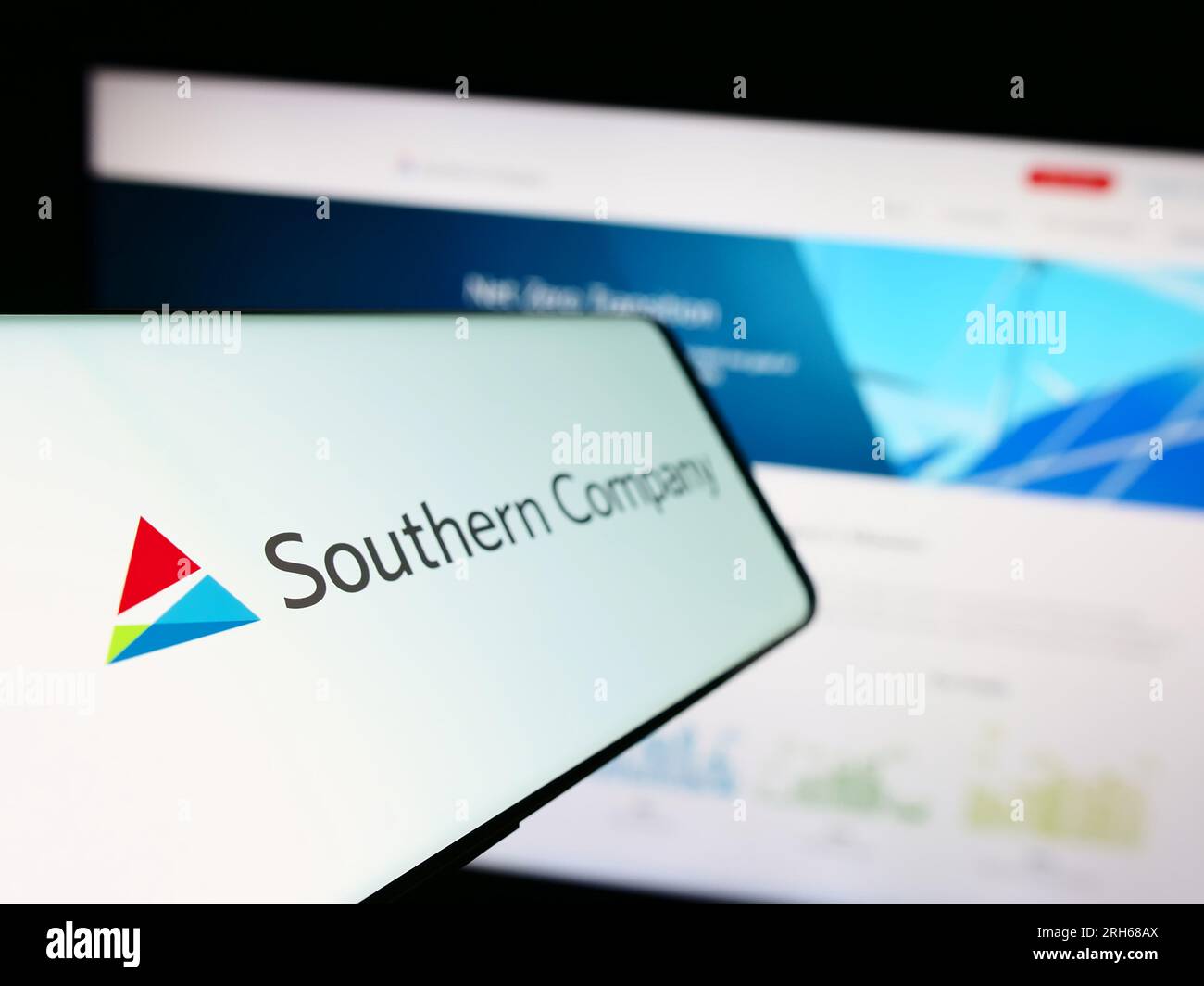 Smartphone avec logo de l'entreprise de services publics américaine Southern Company sur l'écran en face du site Web. Effectuez le focus sur la gauche de l'écran du téléphone. Banque D'Images