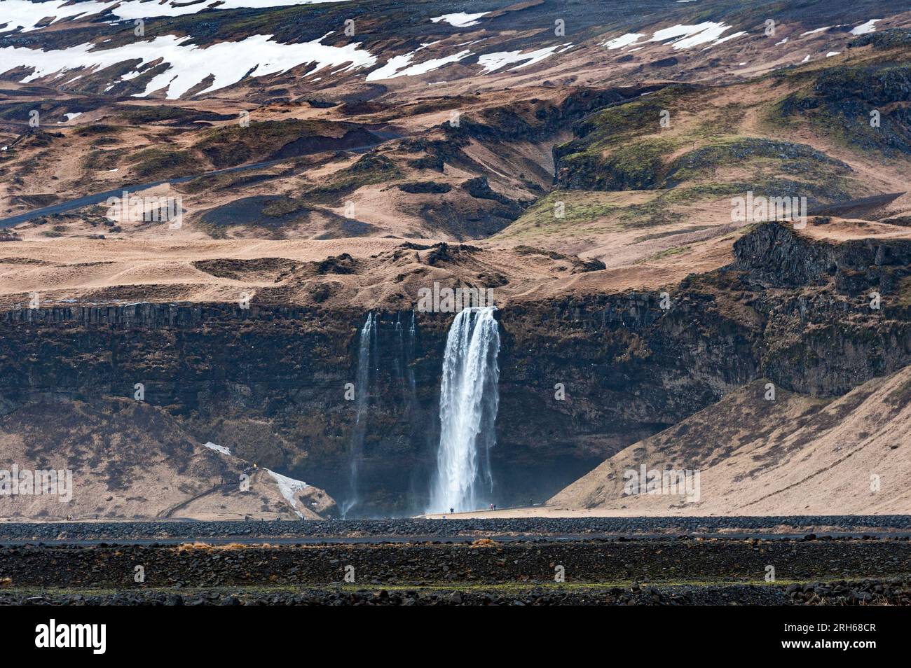 La spectaculaire cascade de Seljalandsfoss sur la côte sud de l'Islande, où la rivière coule sur une falaise de 60 mètres Banque D'Images