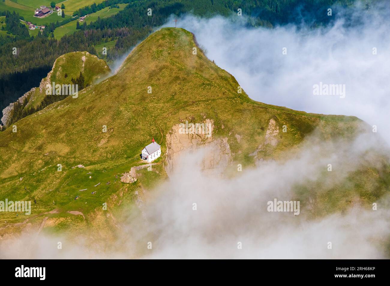 Belle vue aérienne de la chapelle Klimsen située sur le sommet du Klimsenhorn, un sommet du massif du Pilatus, vu depuis le Mont Pilatus. Le... Banque D'Images