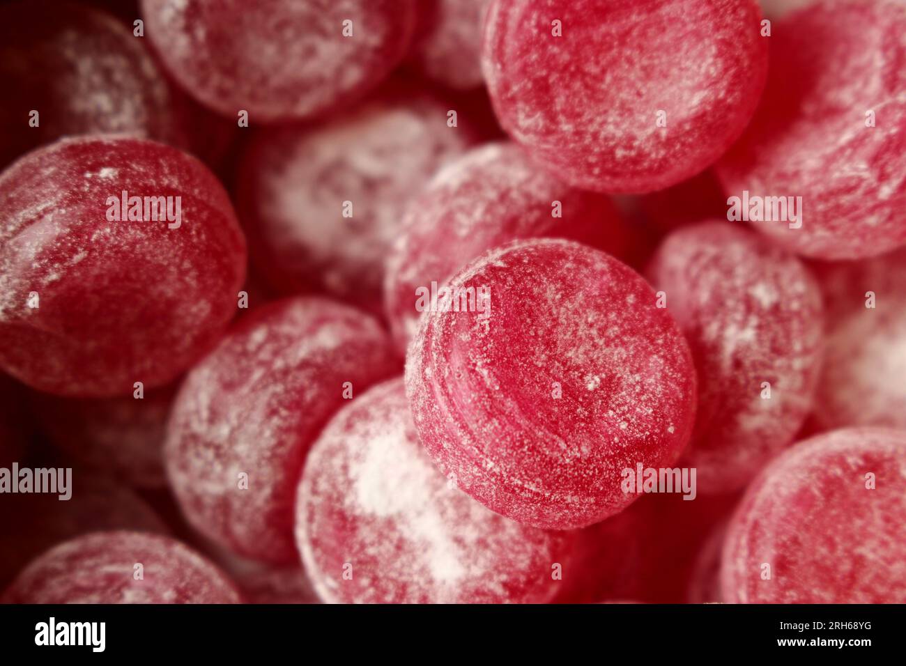 gros plan de bonbons rouges durs recouverts de sucre Banque D'Images