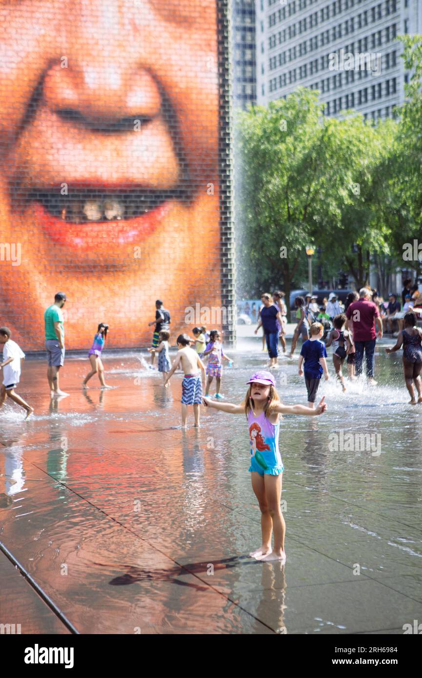 Crown Fountain par l'artiste conceptuel Jaume Plensa sculpture vidéo interactive avec piscine réfléchissante en granit noir, Millennium Park, Chicago, États-Unis Banque D'Images