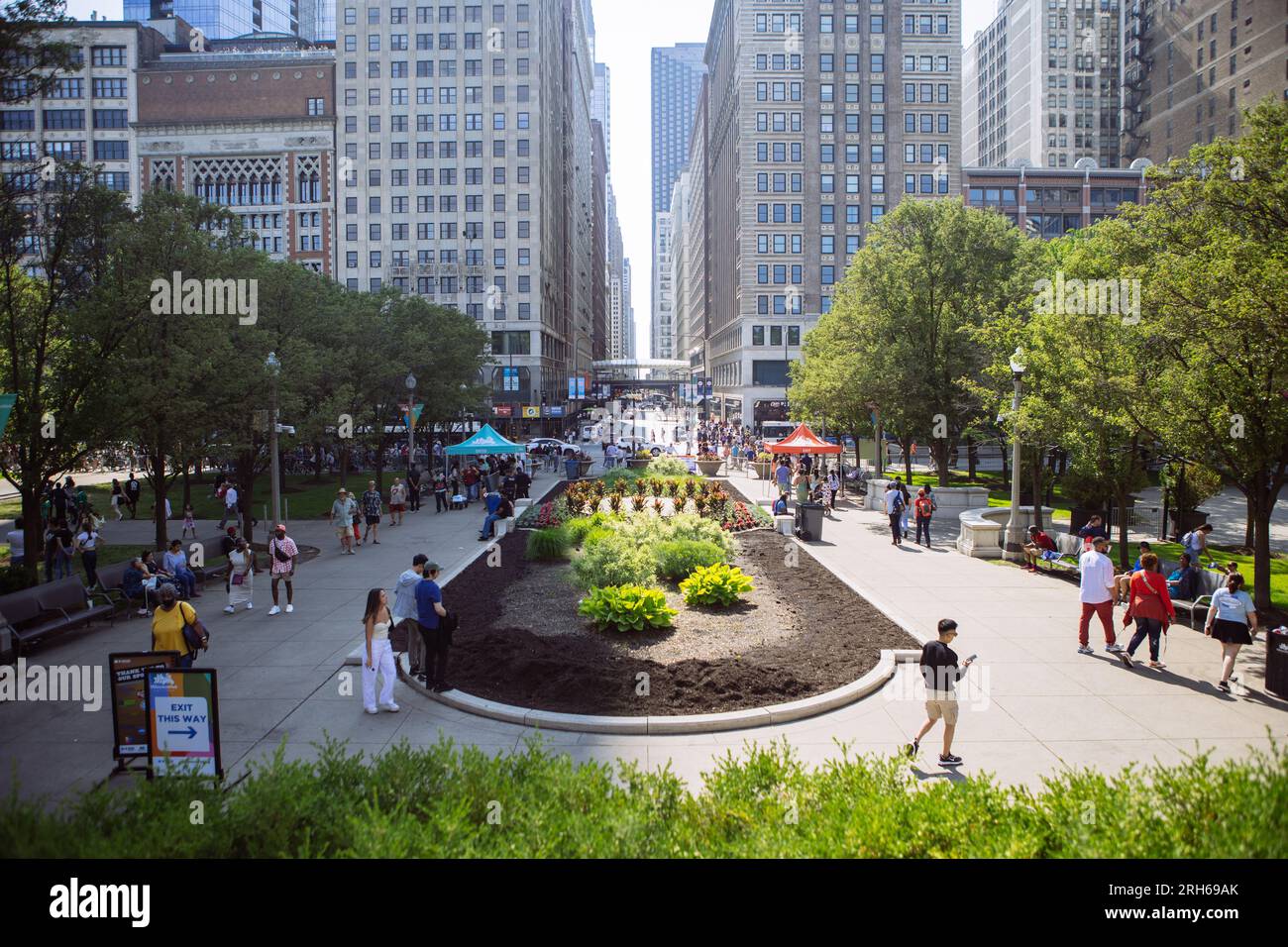 Vue paysage de East Washington Street depuis le Millennium Park, Chicago, Illinois, États-Unis Banque D'Images