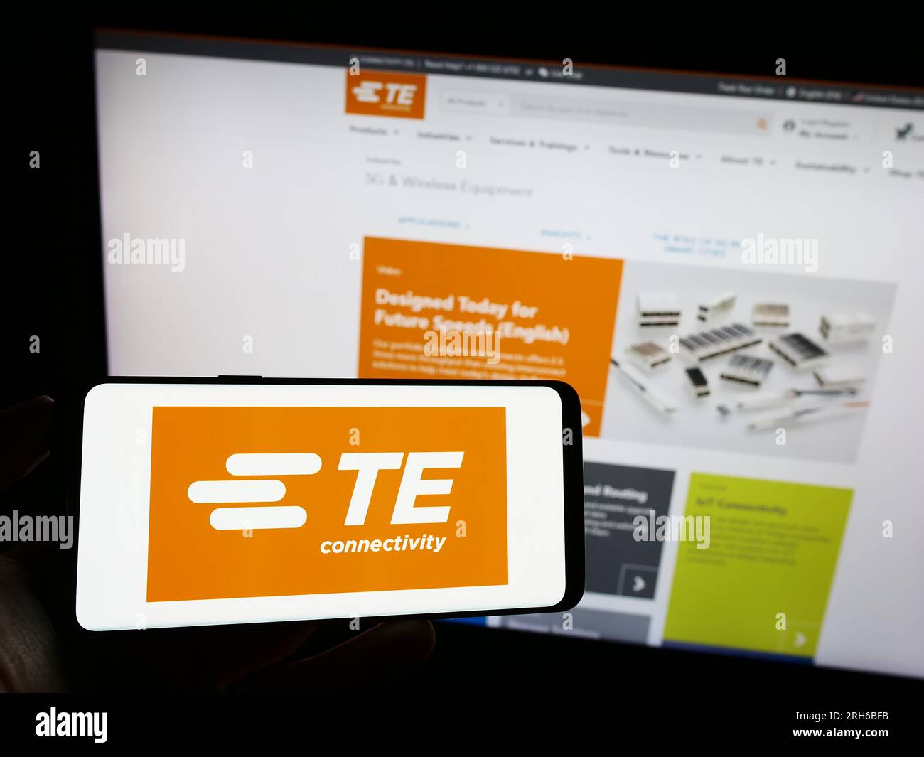 Personne détenant un téléphone portable avec le logo de la société suisse TE Connectivity Ltd. Sur l'écran devant la page Web de l'entreprise. Concentrez-vous sur l'affichage du téléphone. Banque D'Images