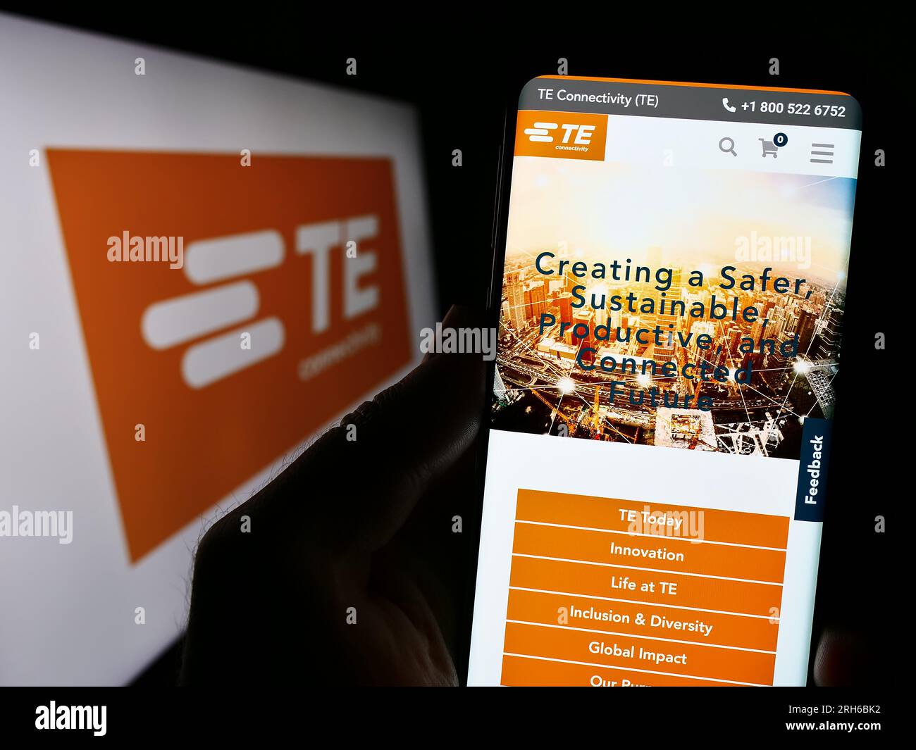 Personne tenant un téléphone portable avec la page Web de la société suisse TE Connectivity Ltd. Sur l'écran devant le logo. Concentrez-vous sur le centre de l'écran du téléphone. Banque D'Images