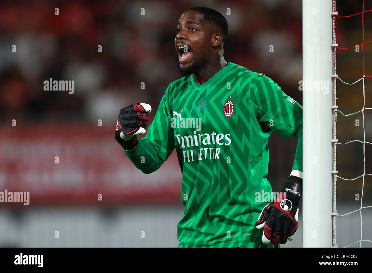 Monza, Italie, 8 août 2023. Mike Maignan de l'AC Milan réagit lors du match du Trofeo Silvio Berlusconi au stade U-Power de Monza. Le crédit photo devrait se lire : Jonathan Moscrop / Sportimage Banque D'Images